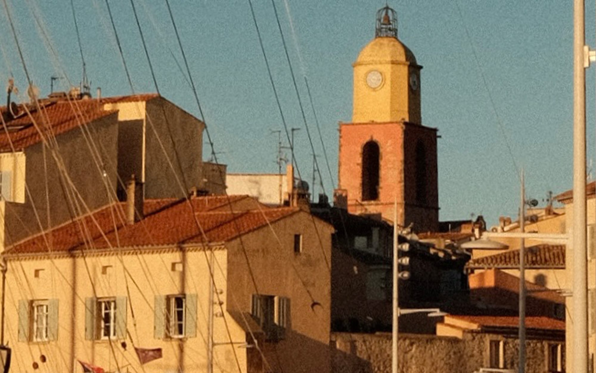 ⁠ Clocher emblématique et toits de tuiles provençales du village de Saint-Tropez, conciergerie de luxe Let Me Do Signature ⁠