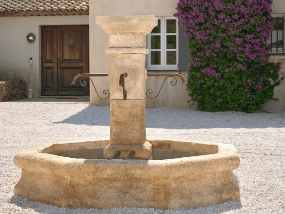 Cour et fontaine de la Villa Coup de Foudre à Grimaud, Golfe de Saint-Tropez