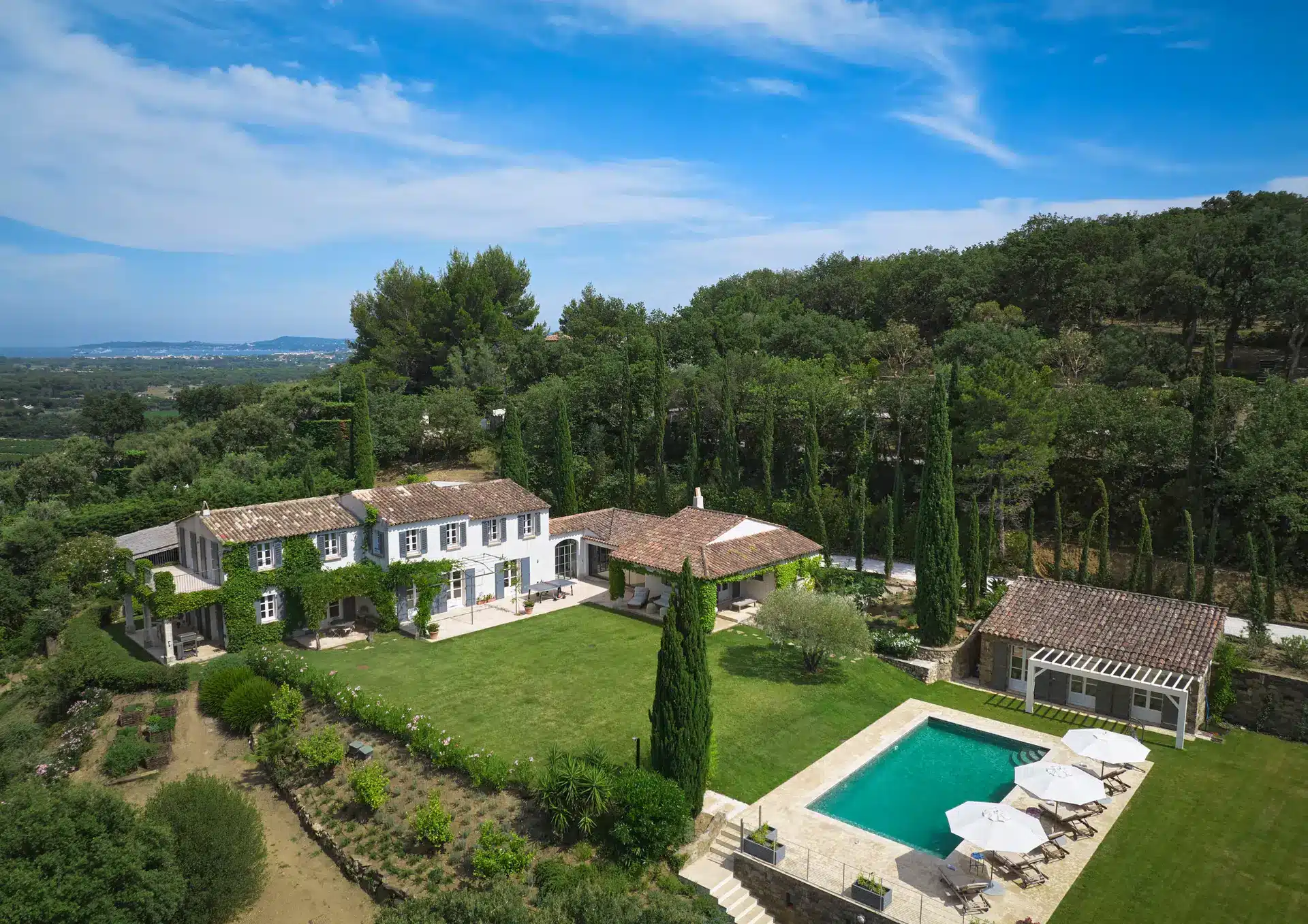 Vue aérienne de la Villa Coup de Foudre à Grimaud, Golfe de Saint-Tropez
