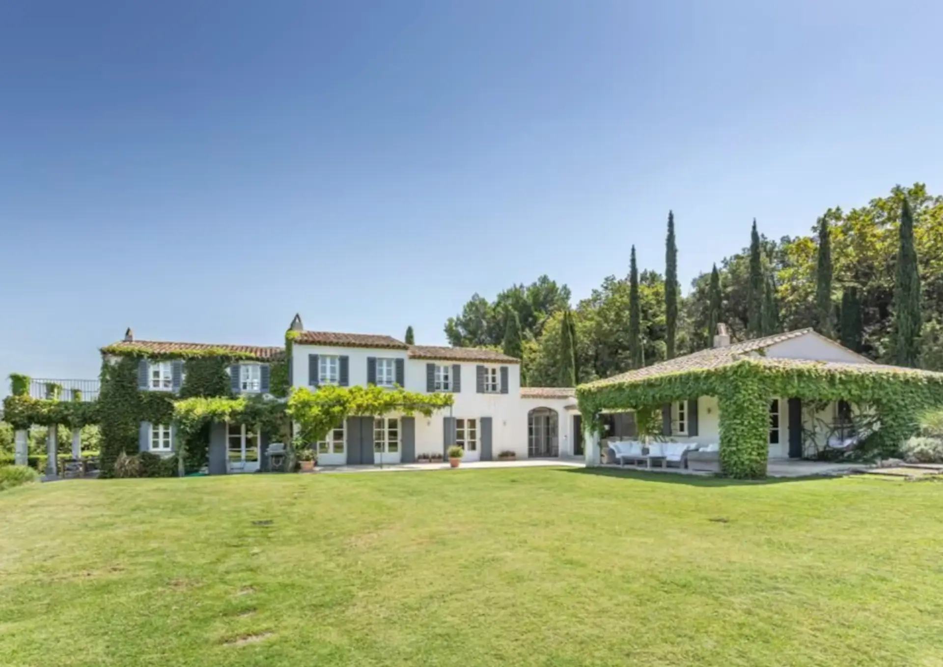 Façade de la Villa Coup de Foudre à Grimaud, Golfe de Saint-Tropez