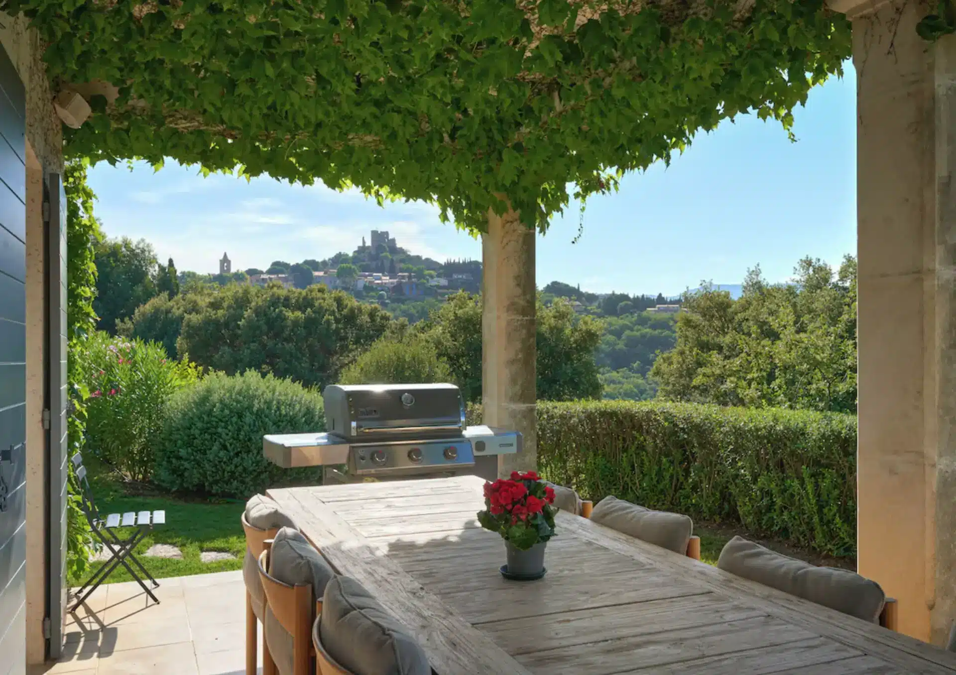 Table extérieure de la Villa Coup de Foudre à Grimaud, Golfe de Saint-Tropez