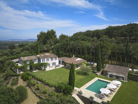 Vue aérienne de la Villa Coup de Foudre à Grimaud, Golfe de Saint-Tropez
