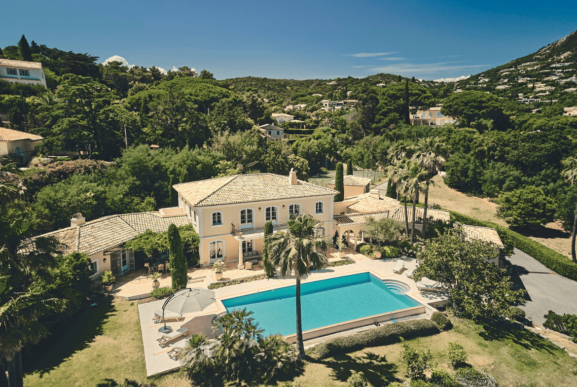 Location Villa Birdie avec piscine chauffée et tennis privé au Golf de Beauvallon à Grimaud