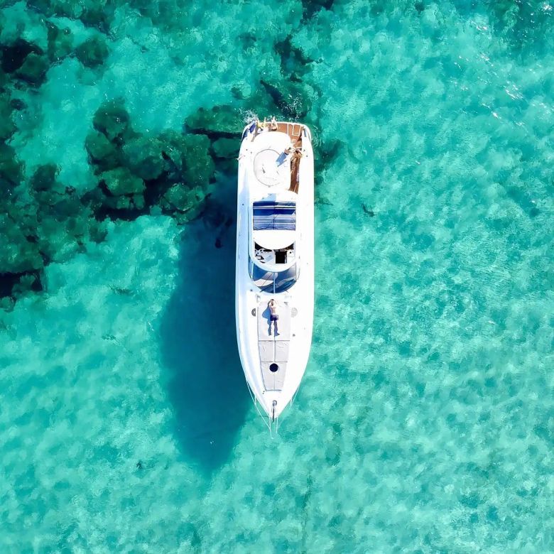 ⁠ Yacht privé naviguant sur les eaux turquoise de Saint-Tropez, service de conciergerie de luxe Let Me Do Signature ⁠